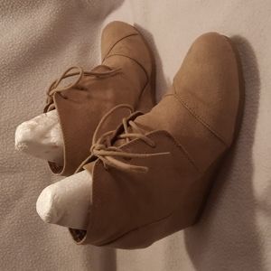 City classified tan dress boots